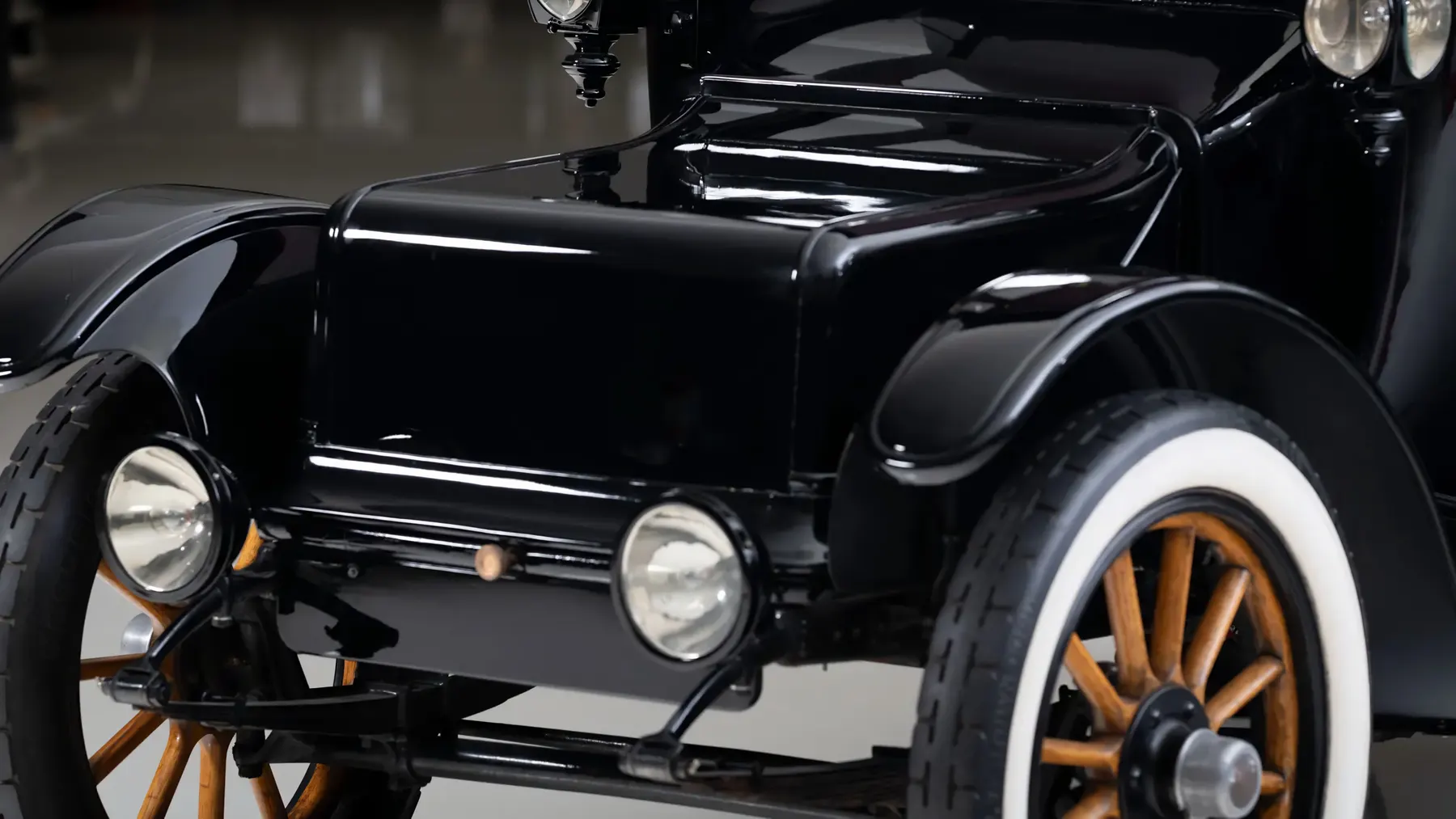 1915 Rauch & Lang J5 Double Control Coach - photo 2