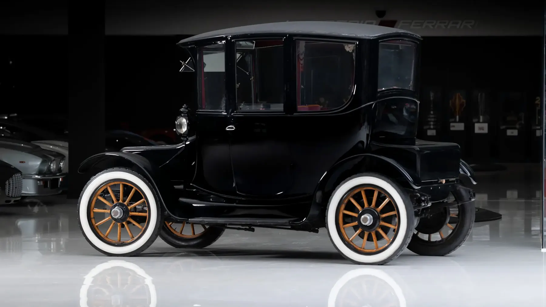 1915 Rauch & Lang J5 Double Control Coach - photo 1
