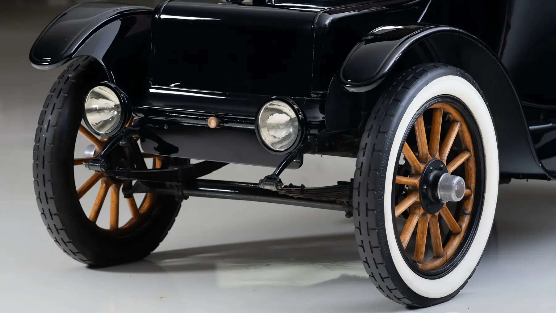 1915 Rauch & Lang J5 Double Control Coach - photo 4