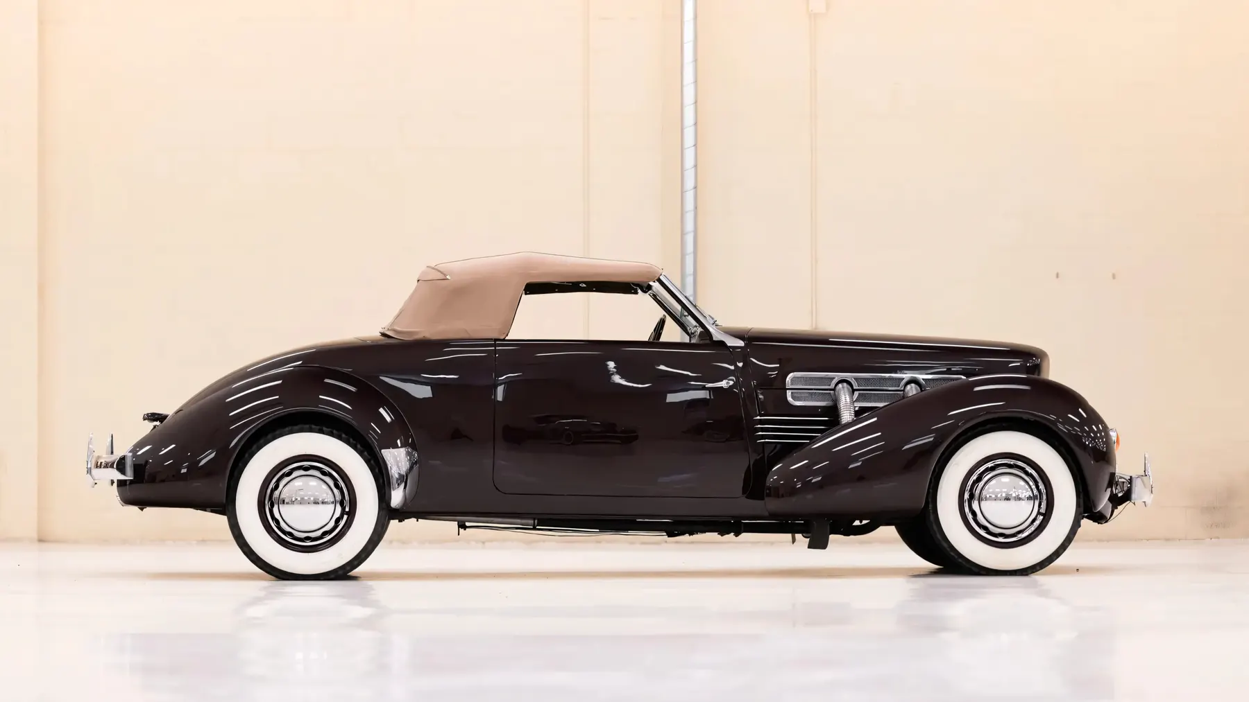 1937 Cord 812 Supercharged Cabriolet - photo 1