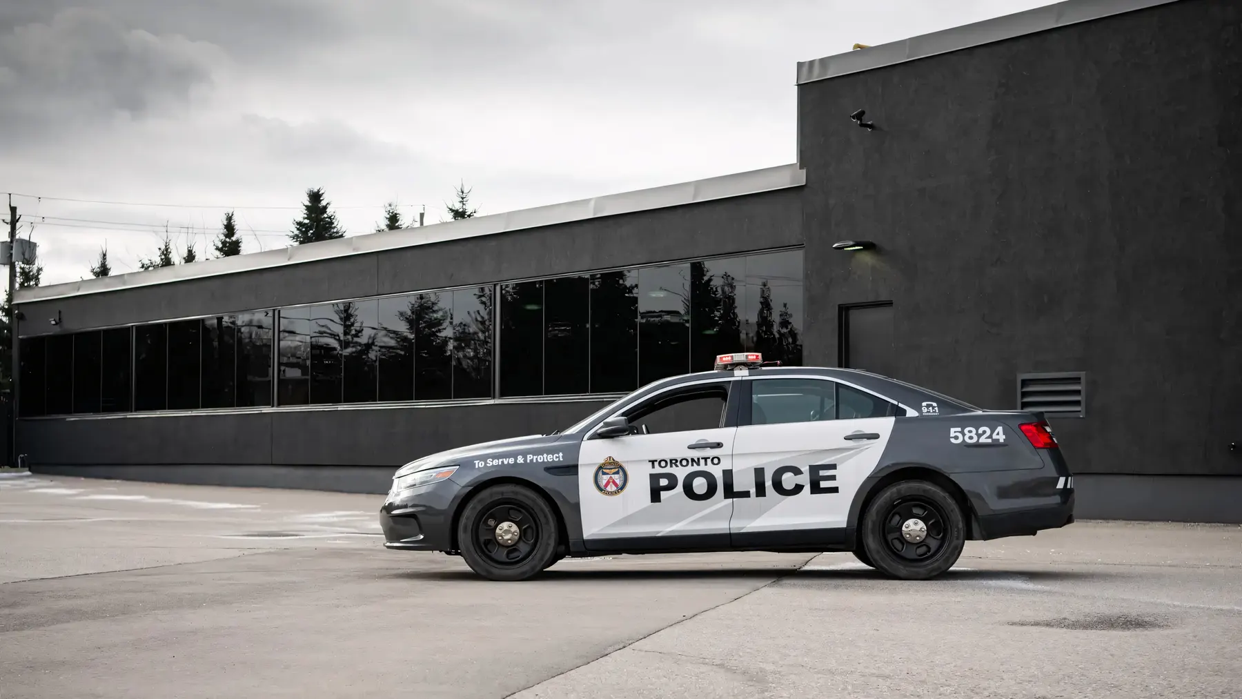 2013 Ford Taurus Police Interceptor 'Toronto Police' - photo 2