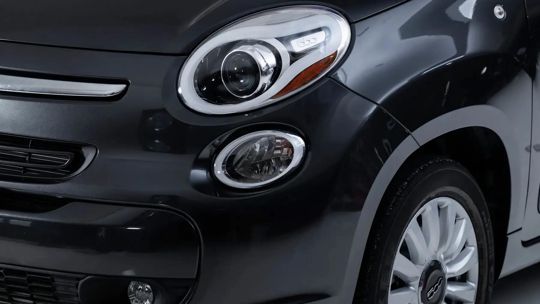 2015 Fiat 500L Lounge Hatchback Papal Vehicle - photo 4