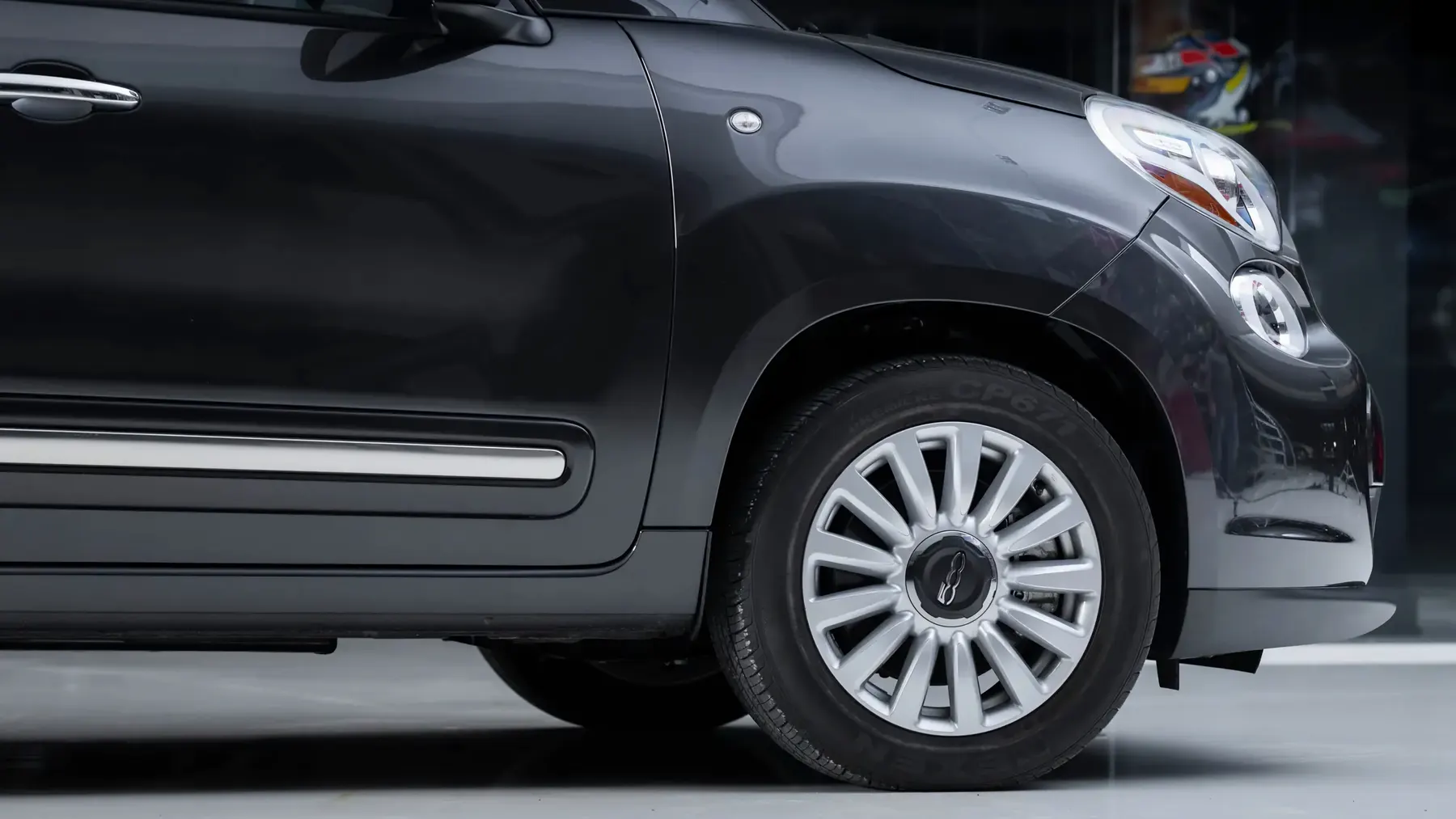 2015 Fiat 500L Lounge Hatchback Papal Vehicle - photo 2