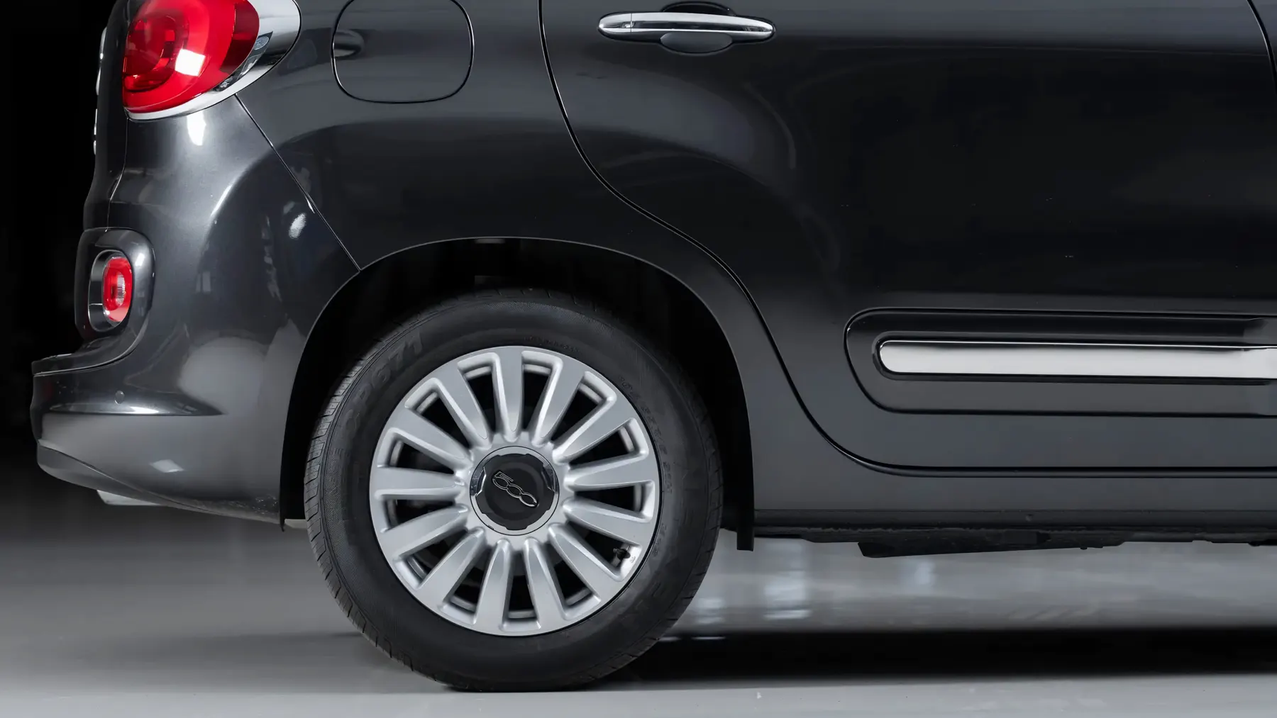 2015 Fiat 500L Lounge Hatchback Papal Vehicle - photo 6