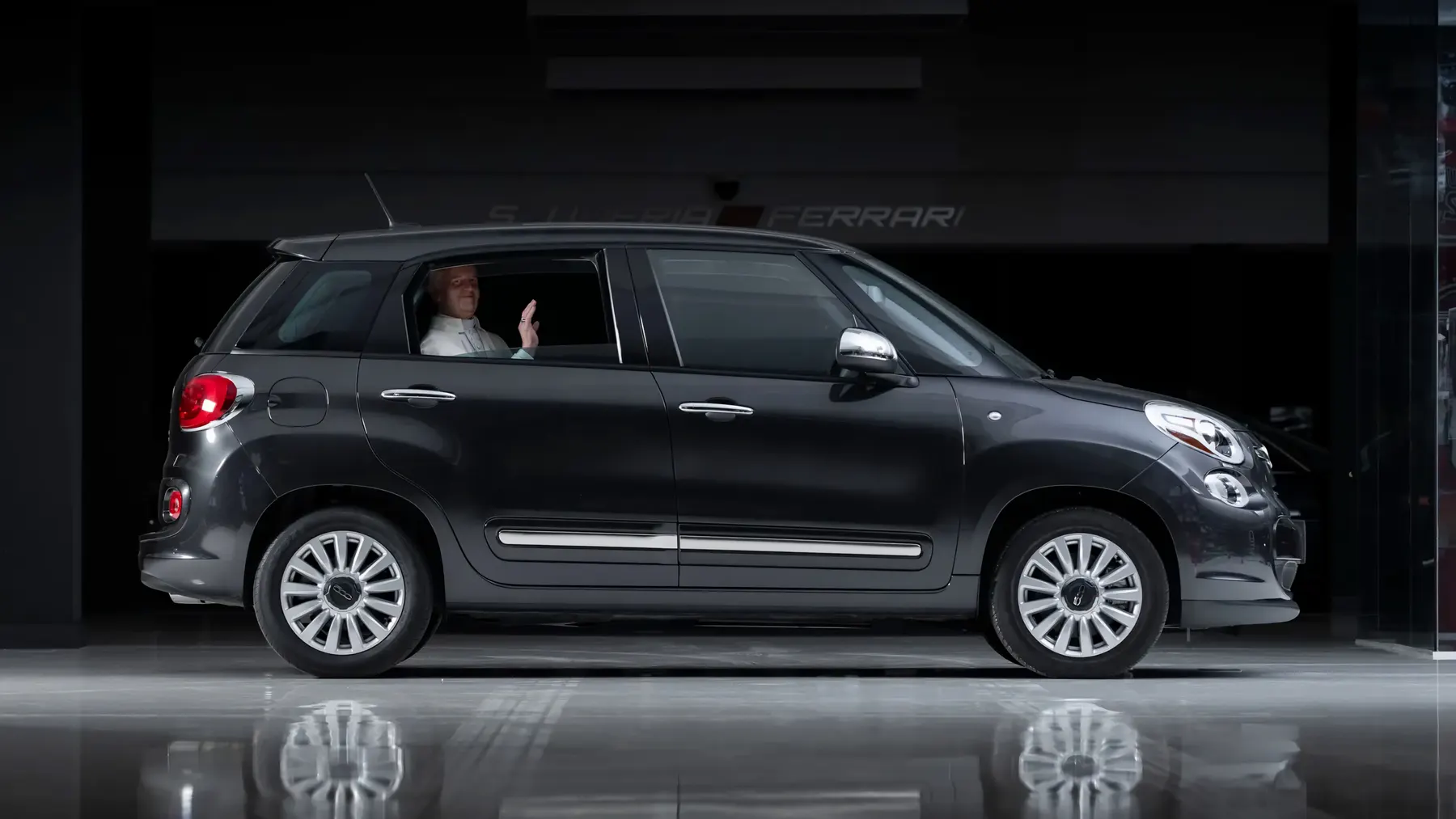 2015 Fiat 500L Lounge Hatchback Papal Vehicle - photo 5