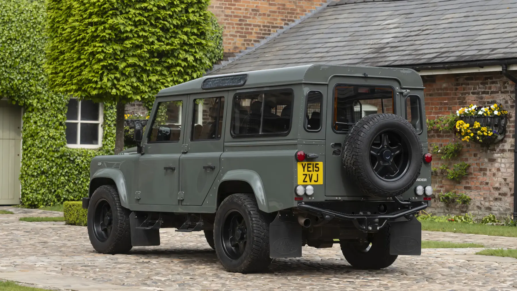 2015 Land Rover Defender 110 XS Station Wagon 'V-8 LS3' by Twisted - photo 3