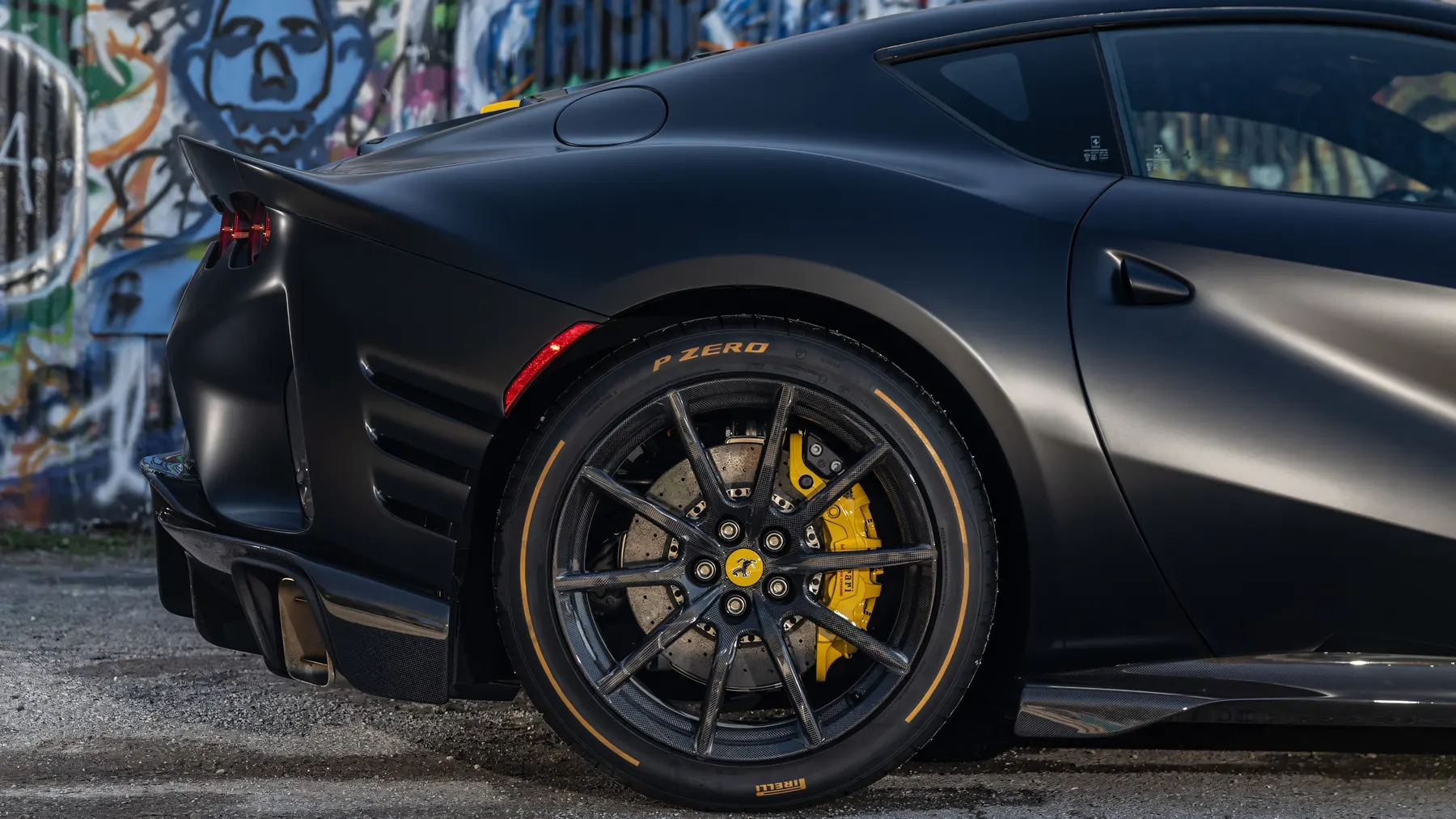 2022 Ferrari 812 Competizione - photo 1