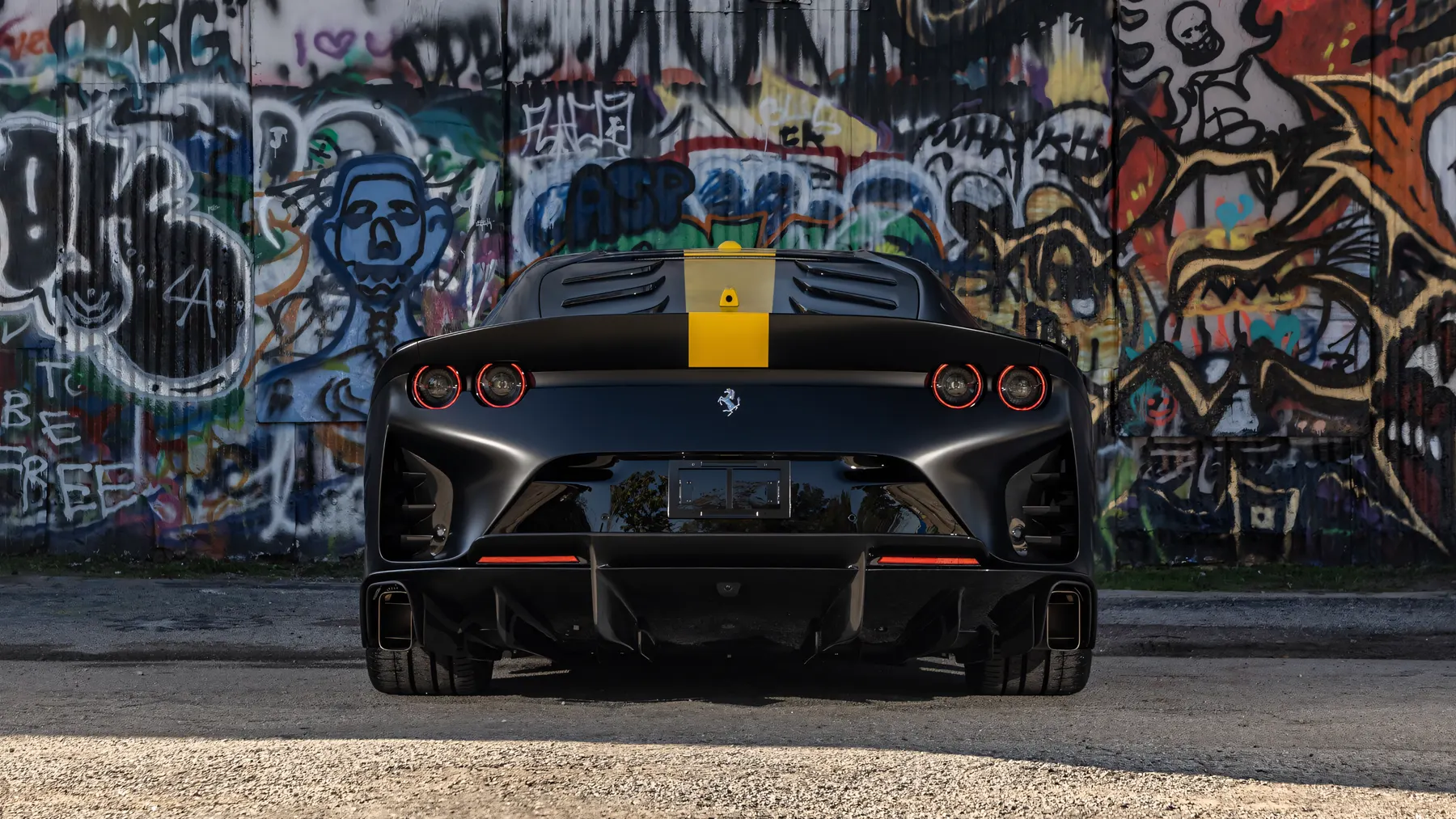 2022 Ferrari 812 Competizione - photo 3