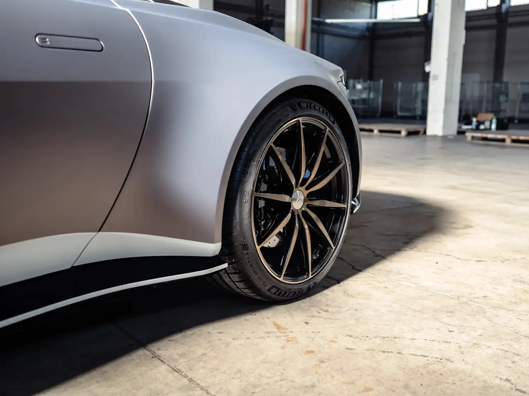 2023 Aston Martin V12 Vantage Roadster - photo 2