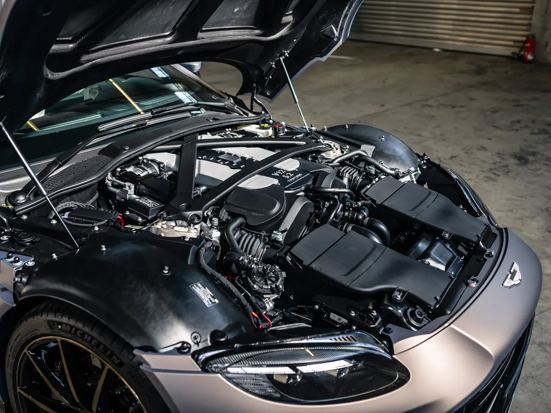 2023 Aston Martin V12 Vantage Roadster - photo 1