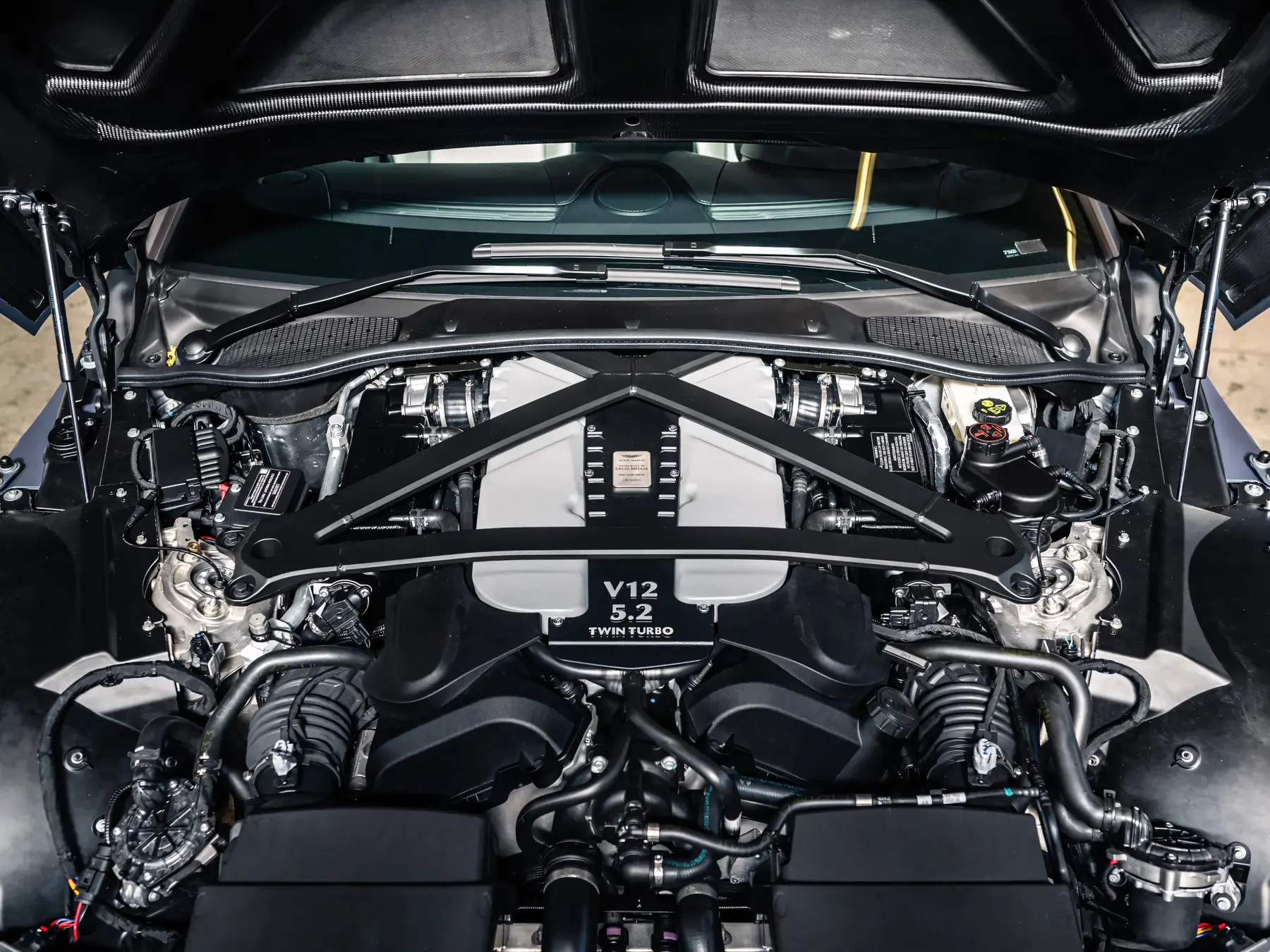 2023 Aston Martin V12 Vantage Roadster - photo 4